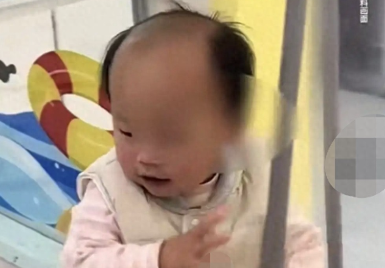 1岁宝宝“前额秃”走红 网友调侃“领导气质”，妈妈淡定：哥哥以前也这样